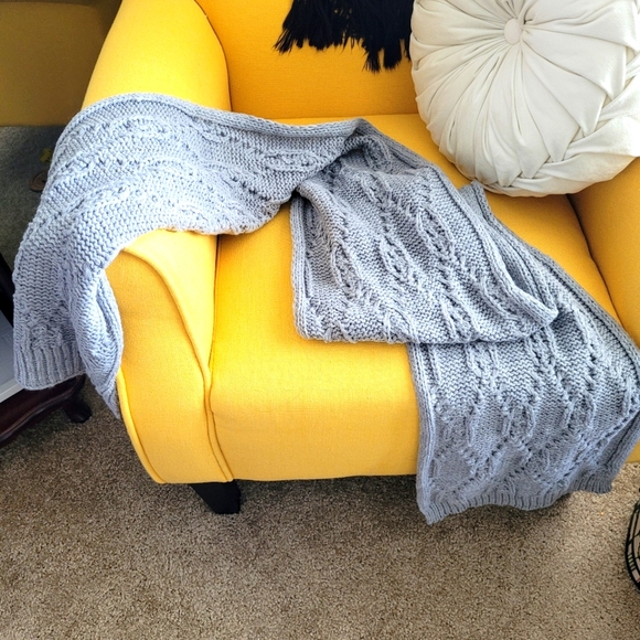 NWOT! Gray Cable Knit Scarf 12in by 76in - Picture 3 of 5